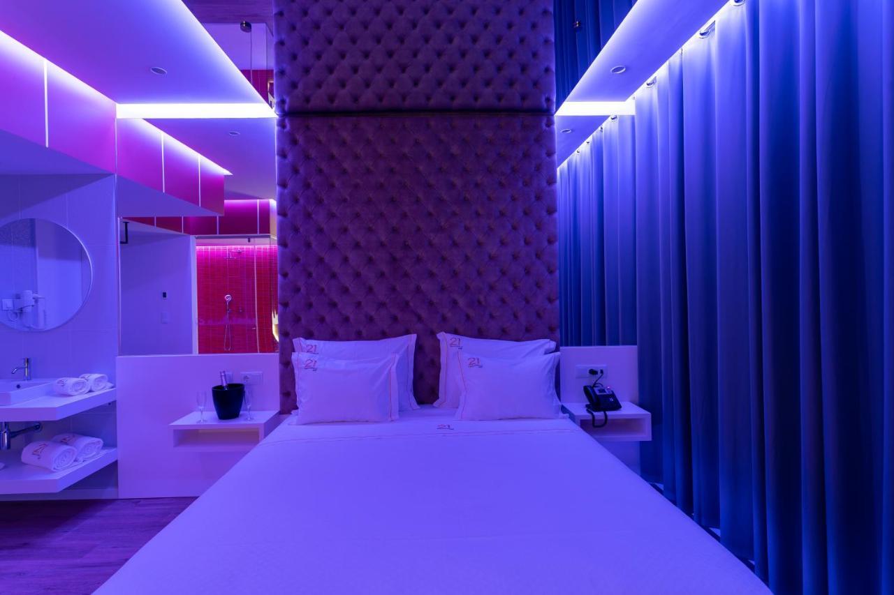 Motel Twentyone กองโดมาร์ ภายนอก รูปภาพ